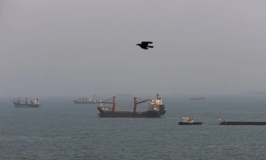 Các tàu neo đậu tại eo biển Hormuz ngoài khơi thành phố Bandar Abbas của Iran - Ảnh: Getty Images.