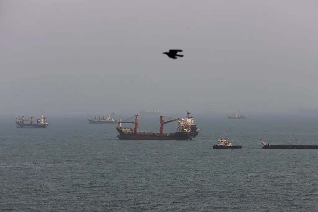 Các tàu neo đậu tại eo biển Hormuz ngoài khơi thành phố Bandar Abbas của Iran - Ảnh: Getty Images.