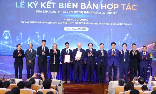 Deputy PM Ho Quoc Dung, Deputy Minister of Science and Technology Hoang Minh, and representatives from domestic and foreign bodies attend the signing ceremony between FPT and Mila. (Photo: Nguyen Diep)