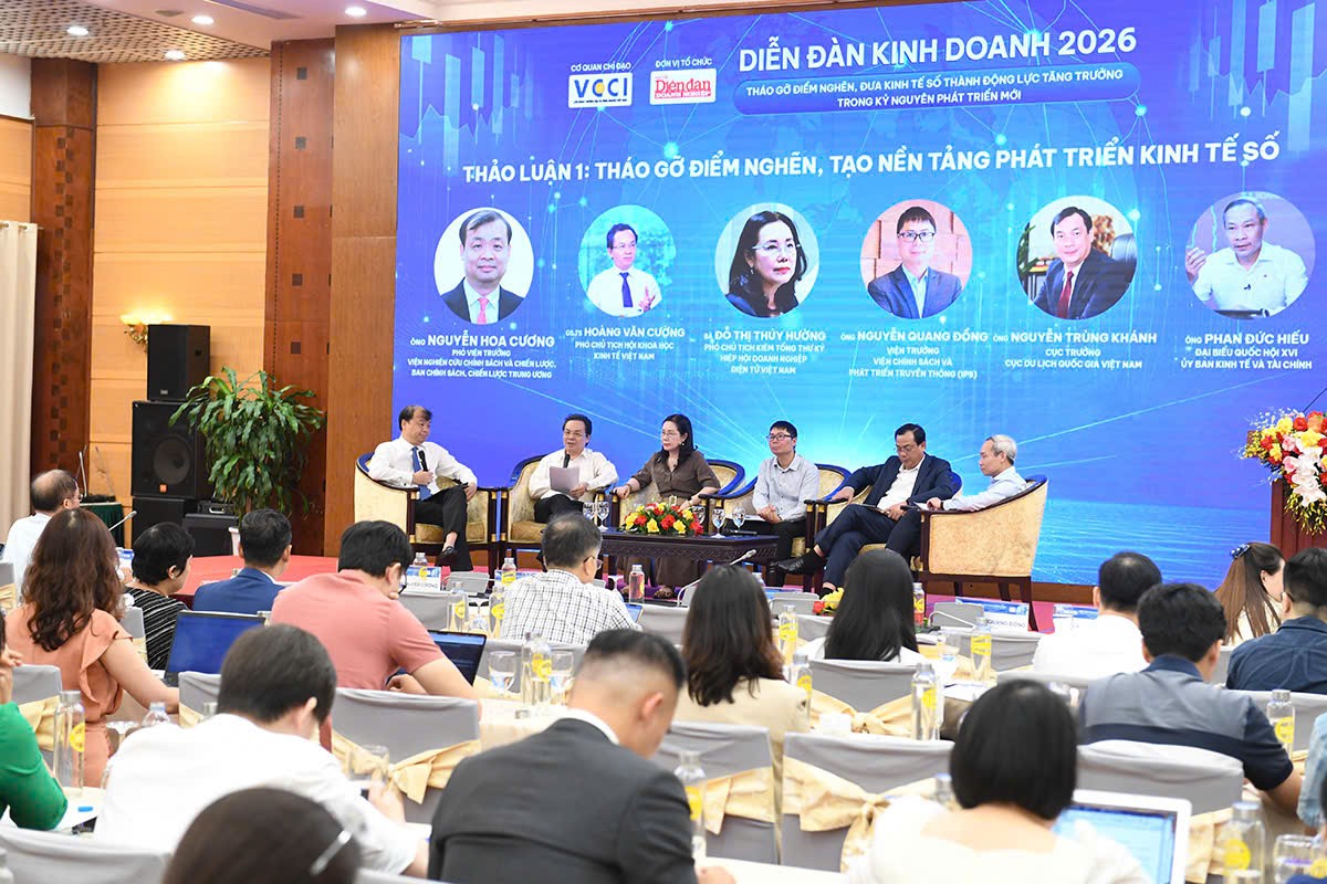 Các diễn giả tham gia thảo luận. Ảnh: Vũ Khuê.