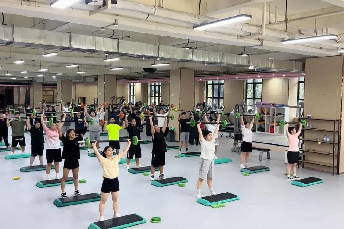 Quá trình thay đổi vóc dáng không còn đơn thuần là chuyện giảm cân, mà đã trở thành một điều gì đó để theo dõi, ghi lại và lan tỏa. Ảnh: Alexis Tan/The Strait Times