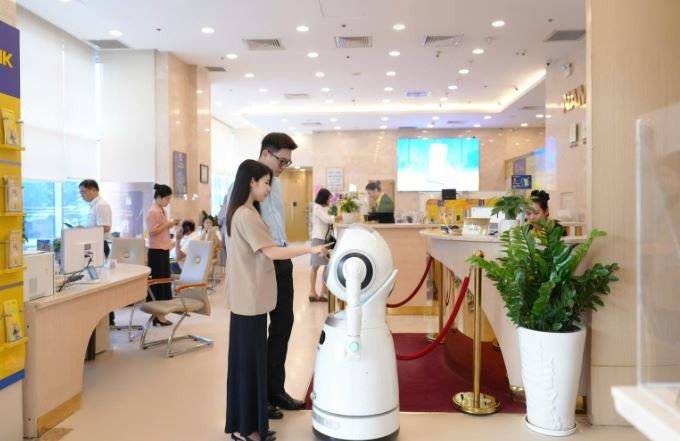 Khách hàng giao dịch tại Nam A Bank.