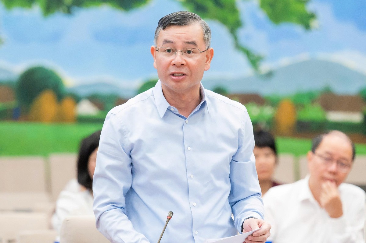 Bộ trưởng Bộ Tài chính Ngô Văn Tuấn trình bày Tờ trình. Ảnh: Cổng thông tin điện tử Quốc hội.