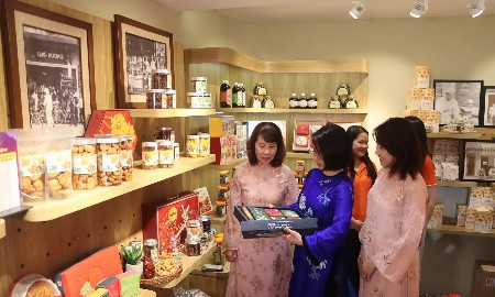 Bánh chả truyền thống, các loại ô mai của Hà Nội thu hút người tiêu dùng. Ảnh: Song Hà.