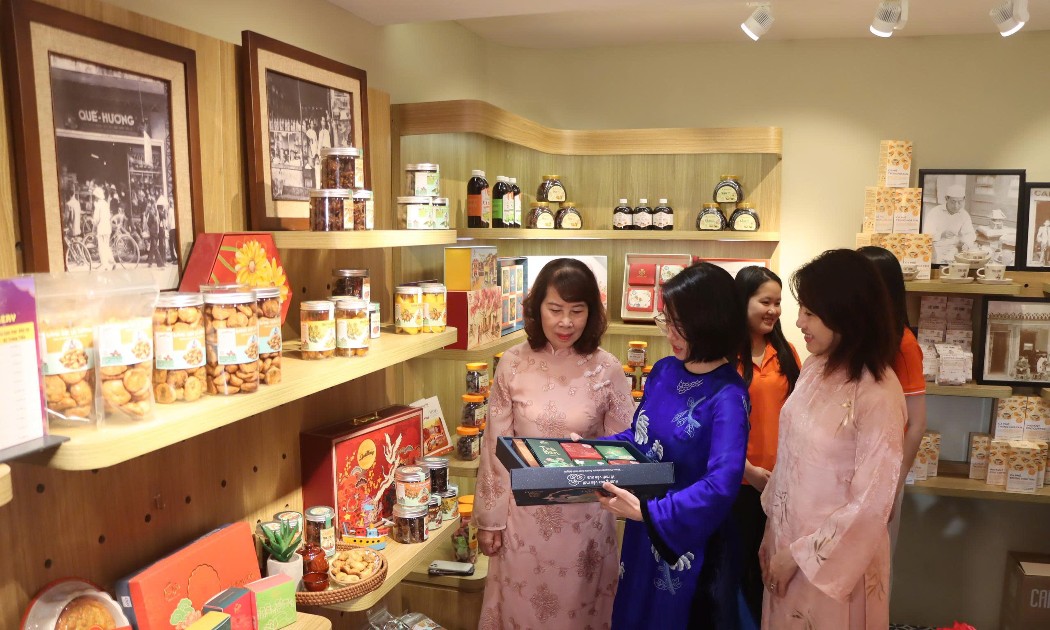 Bánh chả truyền thống, các loại ô mai của Hà Nội thu hút người tiêu dùng. Ảnh: Song Hà.