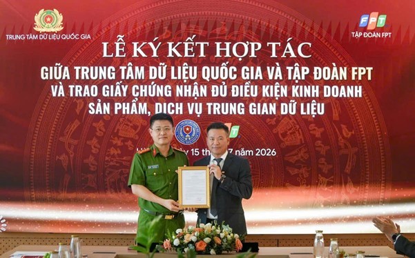 Trung tâm Dữ liệu quốc gia trao Giấy chứng nhận đủ điều kiện kinh doanh sản phẩm, dịch vụ trung gian dữ liệu cho Tập đoàn FPT.