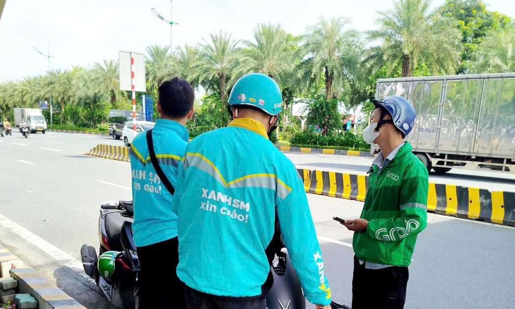 Tài xế công nghệ trong giờ nghỉ trưa khi làm việc ngoài trời. Ảnh: Thu Hằng.