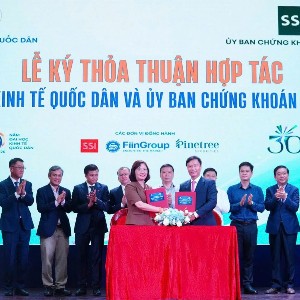 Lãnh đạo Ủy ban Chứng khoán Nhà nước và Đại học Kinh tế Quốc dân ký kết Thỏa thuận hợp tác.