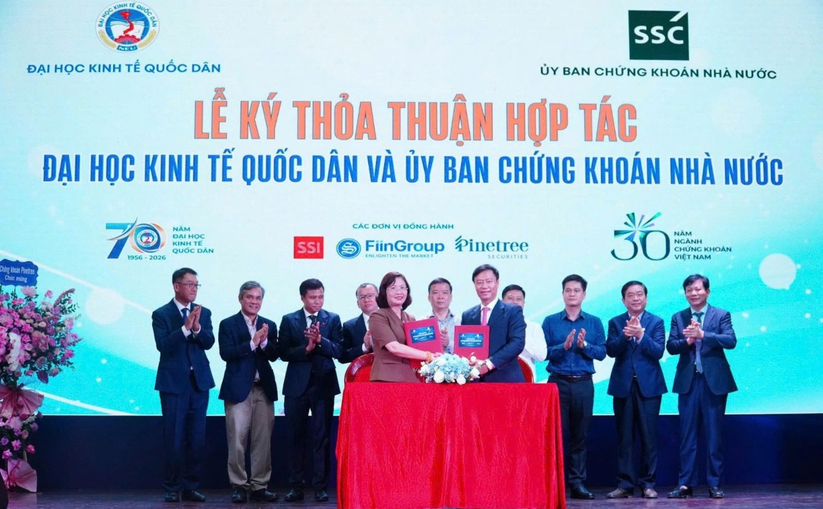 Lãnh đạo Ủy ban Chứng khoán Nhà nước và Đại học Kinh tế Quốc dân ký kết Thỏa thuận hợp tác.