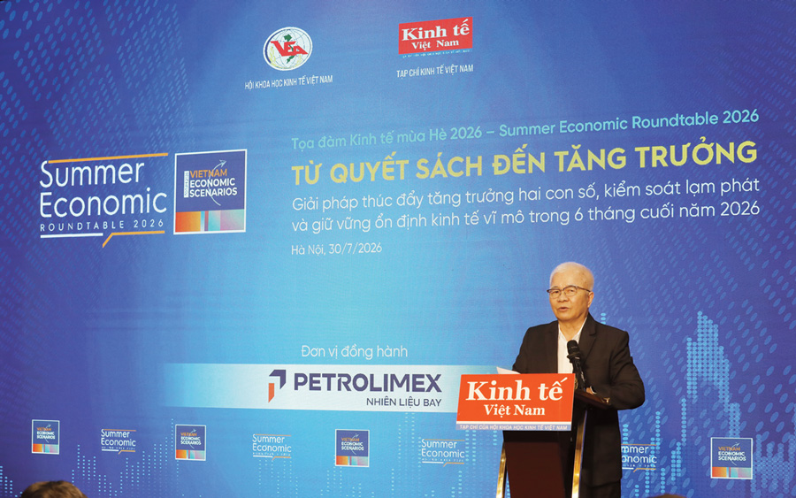 Dr. Chu Van Lam, Permanent Vice President of the Vietnam Economic Association and Chairman of the Editorial Board at Tap chi Kinh te Viet Nam/Vietnam Economic Times/VnEconomy speaks at the Summer Economic Roundtable 2026 held in Hanoi on July 30. (Photo: Vietnam Economic Times)