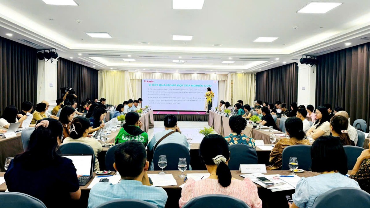 Chuyên gia nhóm nghiên cứu trình bày kết quả khảo sát. Ảnh: T.H.