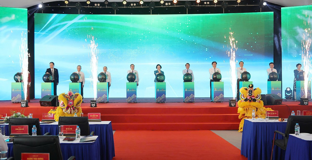 Phó Thủ tướng Chính phủ Phạm Thị Thanh Trà, Bộ trưởng, Chủ nhiệm Văn phòng Chính phủ Đặng Xuân Phong, Chủ tịch UBND tỉnh Phú Thọ Trần Duy Đông và các đồng chí lãnh đạo tỉnh, đại diện Liên danh Chủ đầu tư bấm nút khởi công dự án. Ảnh: Cổng TT tỉnh Phú Thọ.