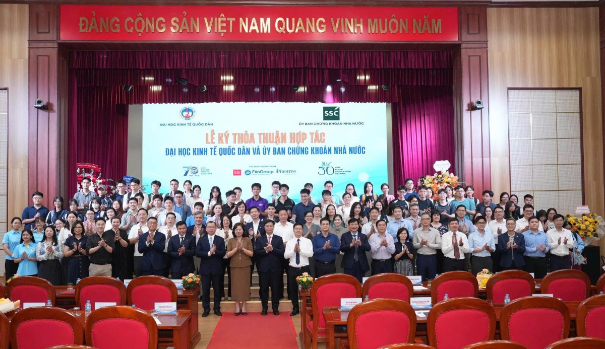 Lãnh đạo các bên chụp ảnh lưu niệm cùng các em sinh viên tham dự buổi lễ