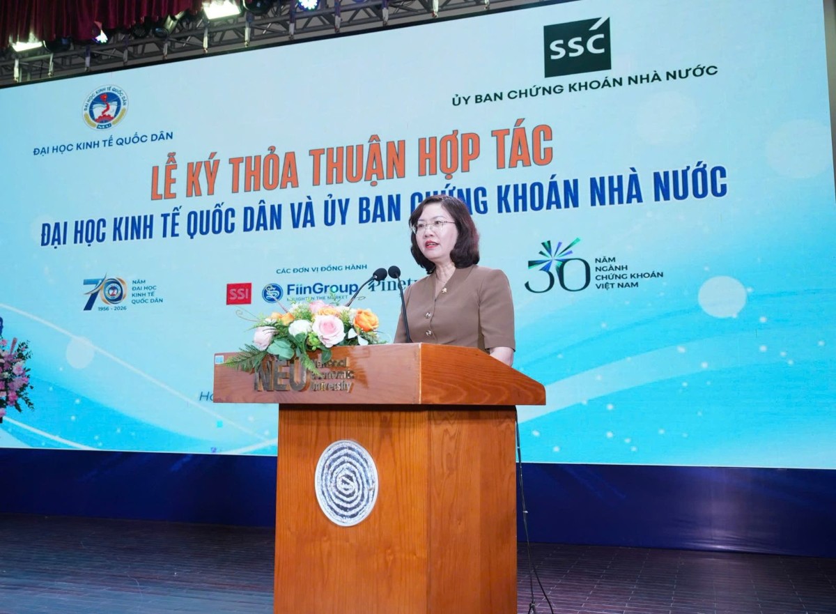 Chủ tịch Ủy ban Chứng khoán Nhà nước Vũ Thị Chân Phương phát biểu tại buổi lễ.