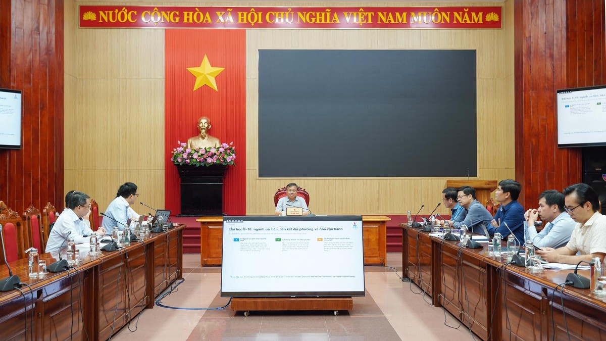 Ban Chỉ đạo xây dựng Đề án thí điểm Khu thương mại tự do tỉnh Quảng Trị tổ chức cuộc họp nghe báo cáo, cho ý kiến hoàn thiện Đề án lần 2. Ảnh: Hồng Mến