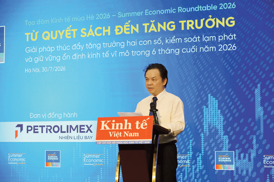 Professor Hoang Van Cuong speaks at the Summer Economic Roundtable 2026, hosted on July 30 by Tap chi Kinh te Viet Nam / Vietnam Economic Times / VnEconomy . (Photo: Vietnam Economic Times)