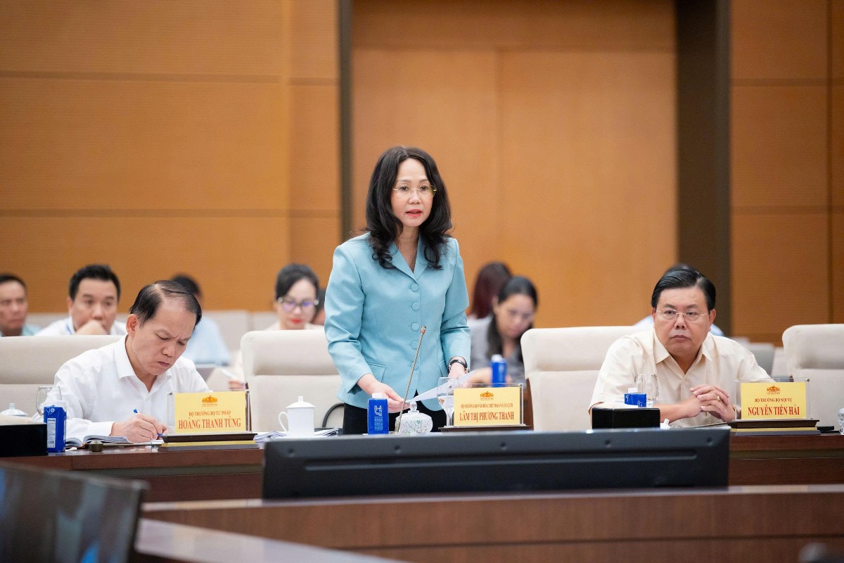 Bộ trưởng Bộ Văn hoá, Thể thao và Du lịch Lâm Thị Phương Thanh trình bày báo cáo tiếp thu, giải trình và chỉnh lý dự thảo Luật sửa đổi, bổ sung một số điều của Luật Xuất bản. Ảnh: Cổng thông tin điện tử Quốc hội.