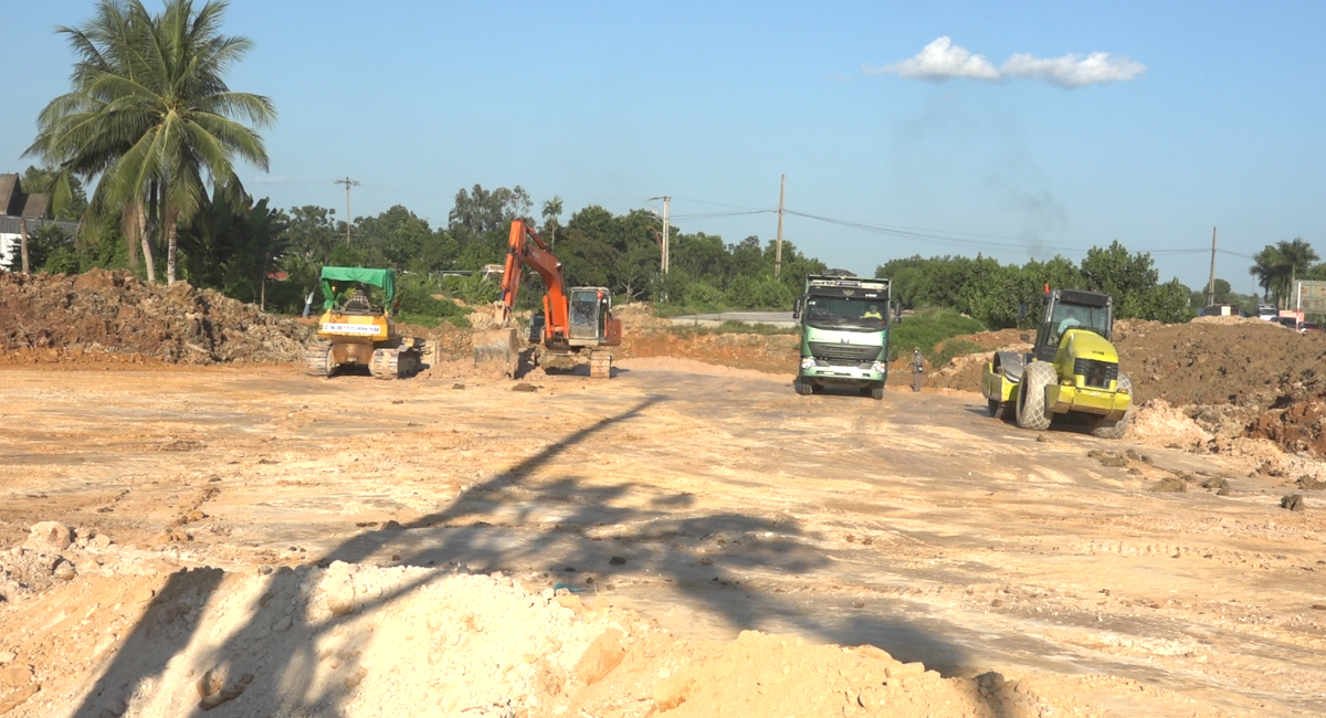 Các đơn vị thi công tập trung triển khai những hạng mục đã có mặt bằng, từng bước đưa dự án trở lại guồng tiến độ. Ảnh: Nguyễn Thuấn
