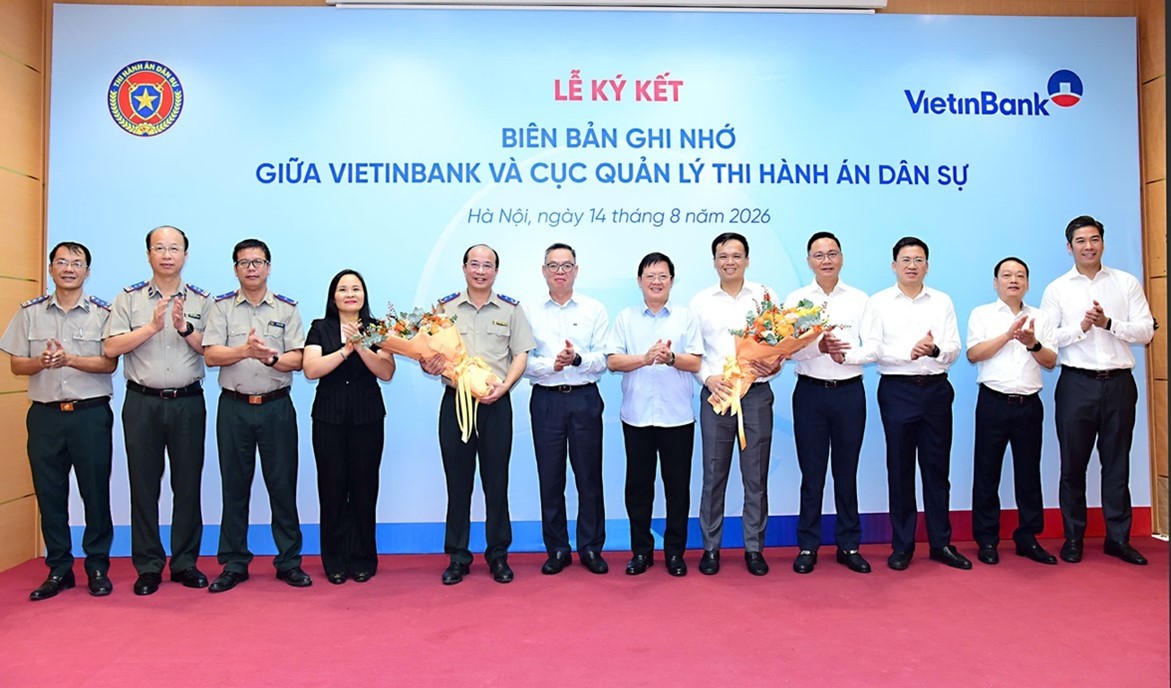 Thứ trưởng Bộ Tư pháp Mai Lương Khôi, Lãnh đạo Cục Quản lý THADS và Ban Lãnh đạo VietinBank cùng các đại biểu chụp ảnh lưu niệm tại Lễ ký kết.