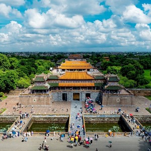 Du khách khám phá những giá trị kiến trúc, lịch sử đặc sắc của Quần thể Di tích Cố đô Huế. Ảnh: huegov