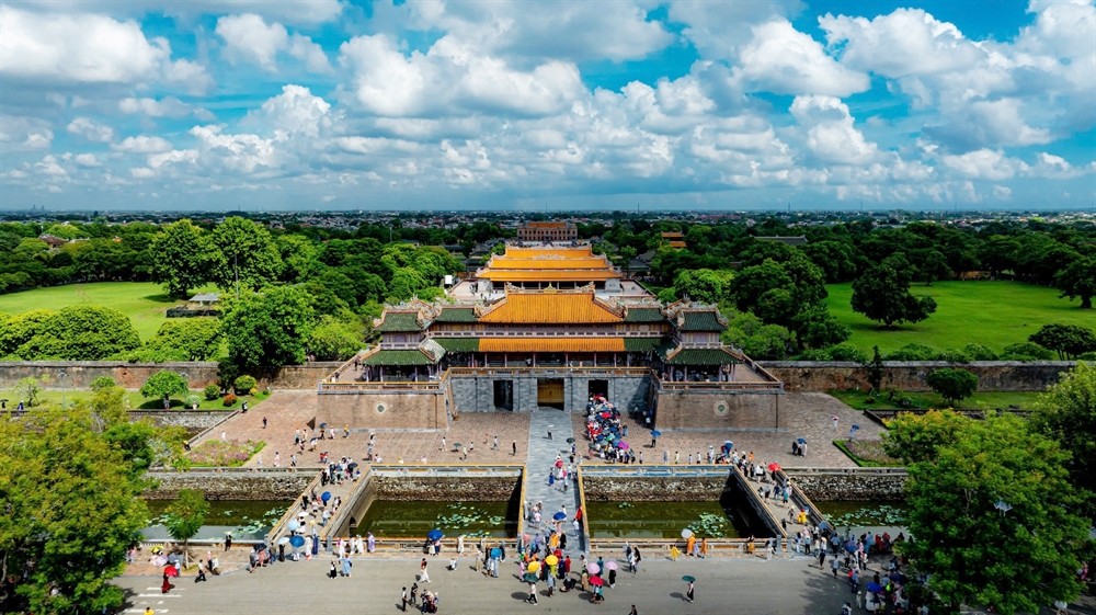 Du khách khám phá những giá trị kiến trúc, lịch sử đặc sắc của Quần thể Di tích Cố đô Huế. Ảnh: huegov