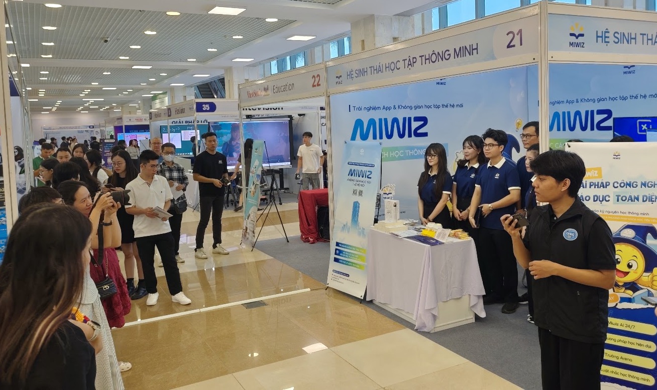 Các sản phẩm học tập thông minh đang tích hợp AI mạnh mẽ. Trong ảnh là gian hàng của Miwiz, nền tảng học tập thông minh ứng dụng các kỹ thuật khoa học hỗ trợ người học xây dựng lộ trình cá nhân hóa và nâng cao hiệu quả tự học, tại Vietnam EdTech Expo 2026. Ảnh: B.B
