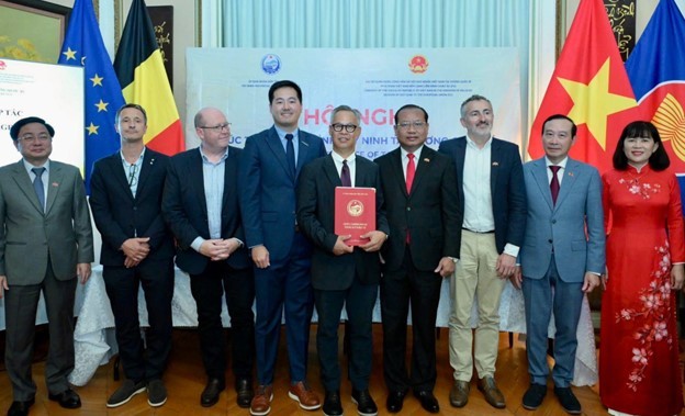 Dự án Nhà máy sản xuất sữa Be Milk của Swiss Asia Partner SA tại khu công nghiệp Prodezi được trao Giấy chứng nhận đăng ký đầu tư, với tổng vốn trên 100 triệu USD.
