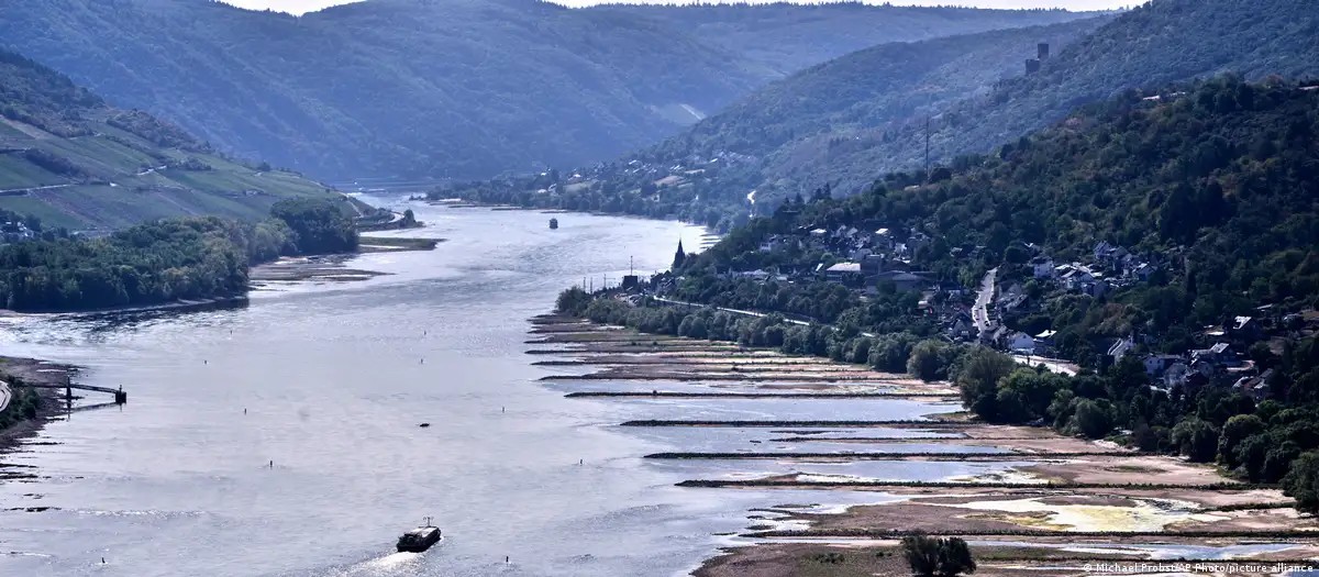 Hạn hán đã khiến mực nước sông Rhine, con sông dài nhất nước Đức, giảm mạnh. Ảnh: Michael Probst/AP Photo/picture alliance