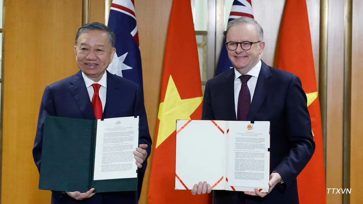Tổng Bí thư, Chủ tịch nước Tô Lâm và Thủ tướng Australia Anthony Albanese trao Tuyên bố chung. Ảnh: TTXVN.