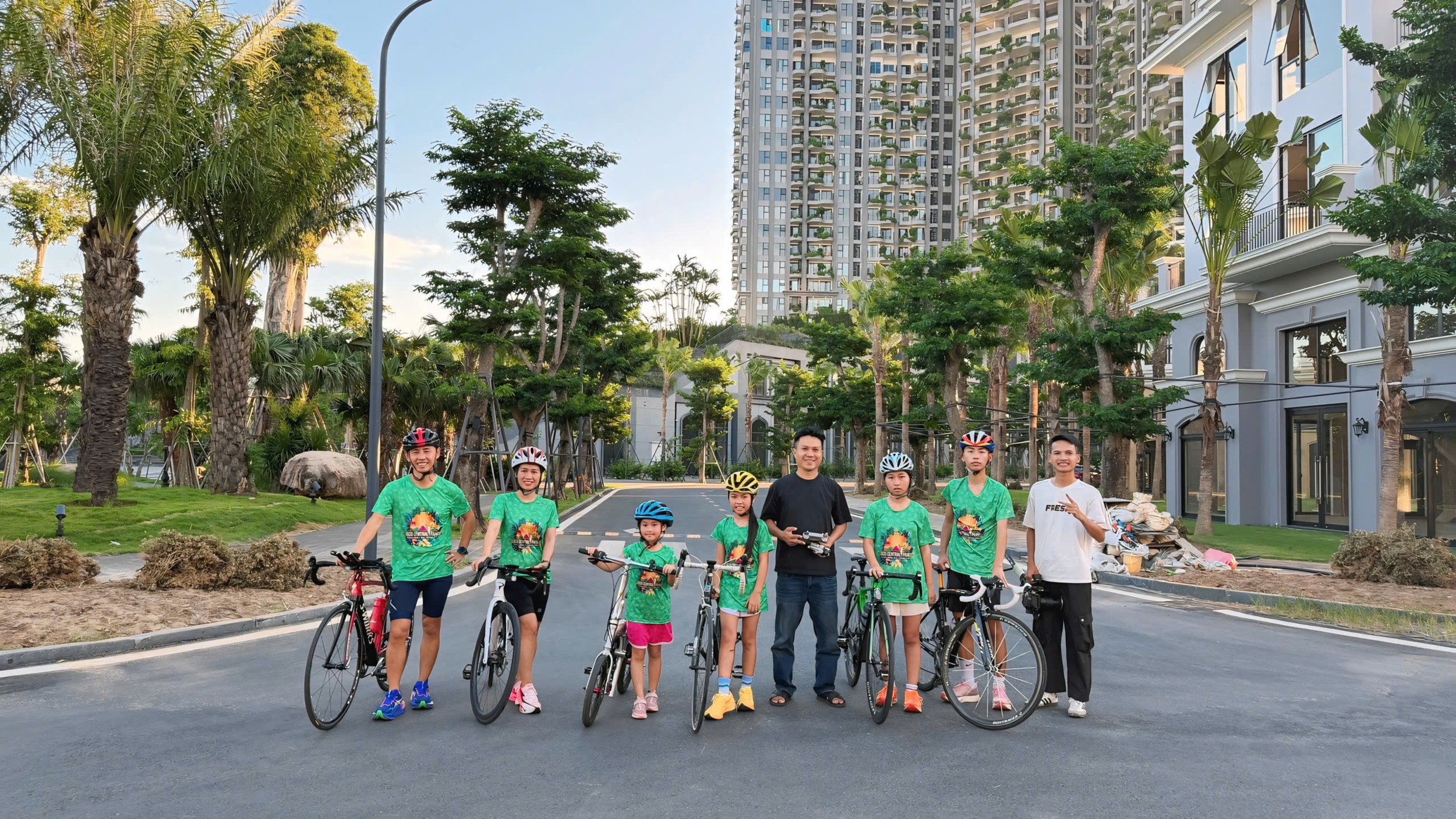 Cư dân bơi lội tại khối đế tòa tháp Central Park Residences, Eco Central Park. Ảnh: Thanh Sơn