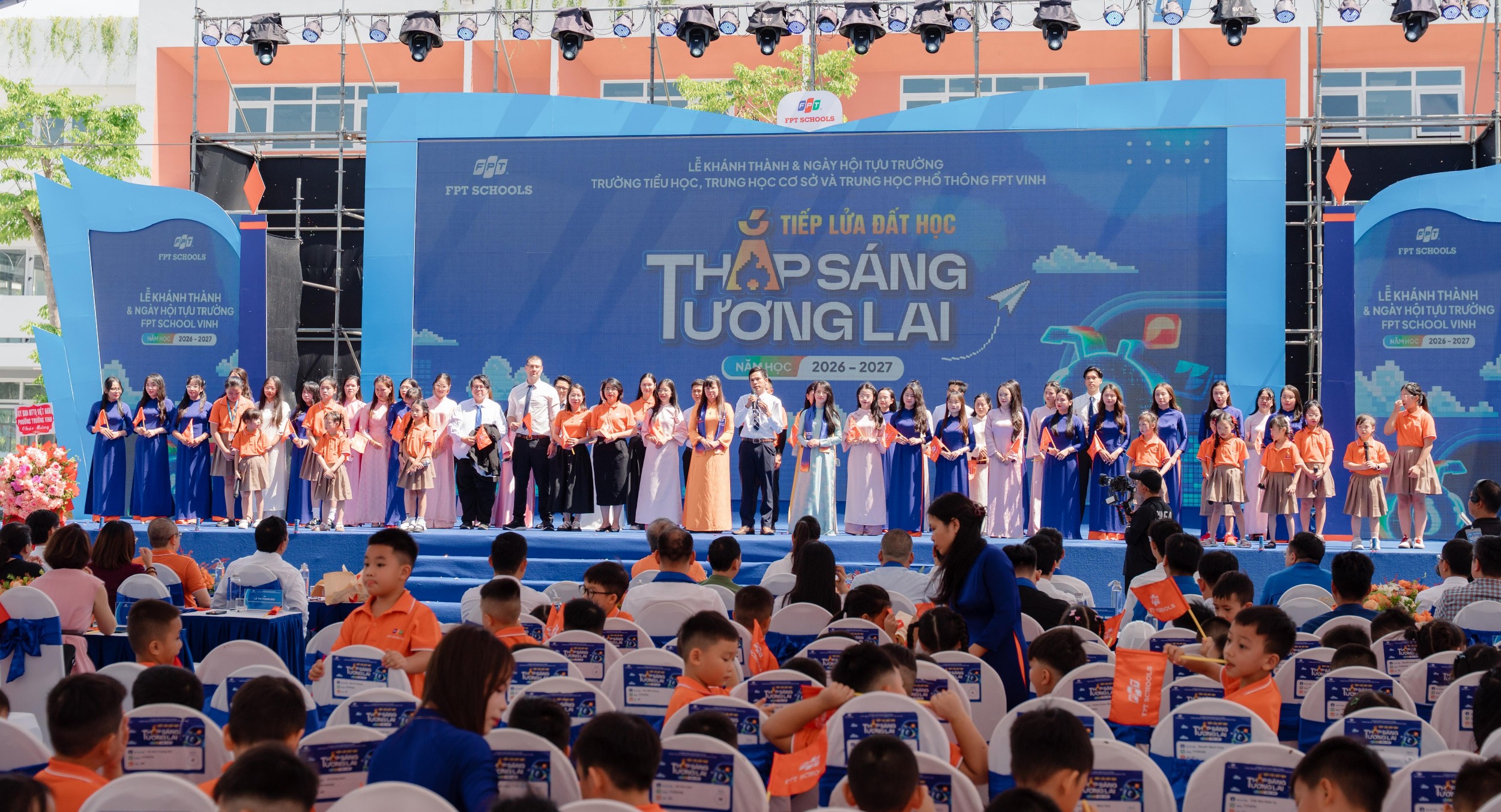 Thầy trò trường Phổ thông liên cấp FPT Vinh trong lễ khánh thành và Ngày hội tựu trường. Ảnh: Thanh Sơn.