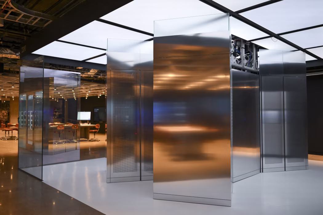 Hệ thống IBM Quantum System Two tại Trung tâm Nghiên cứu IBM Thomas J. Watson ở Yorktown Heights, New York. Ảnh: AFP