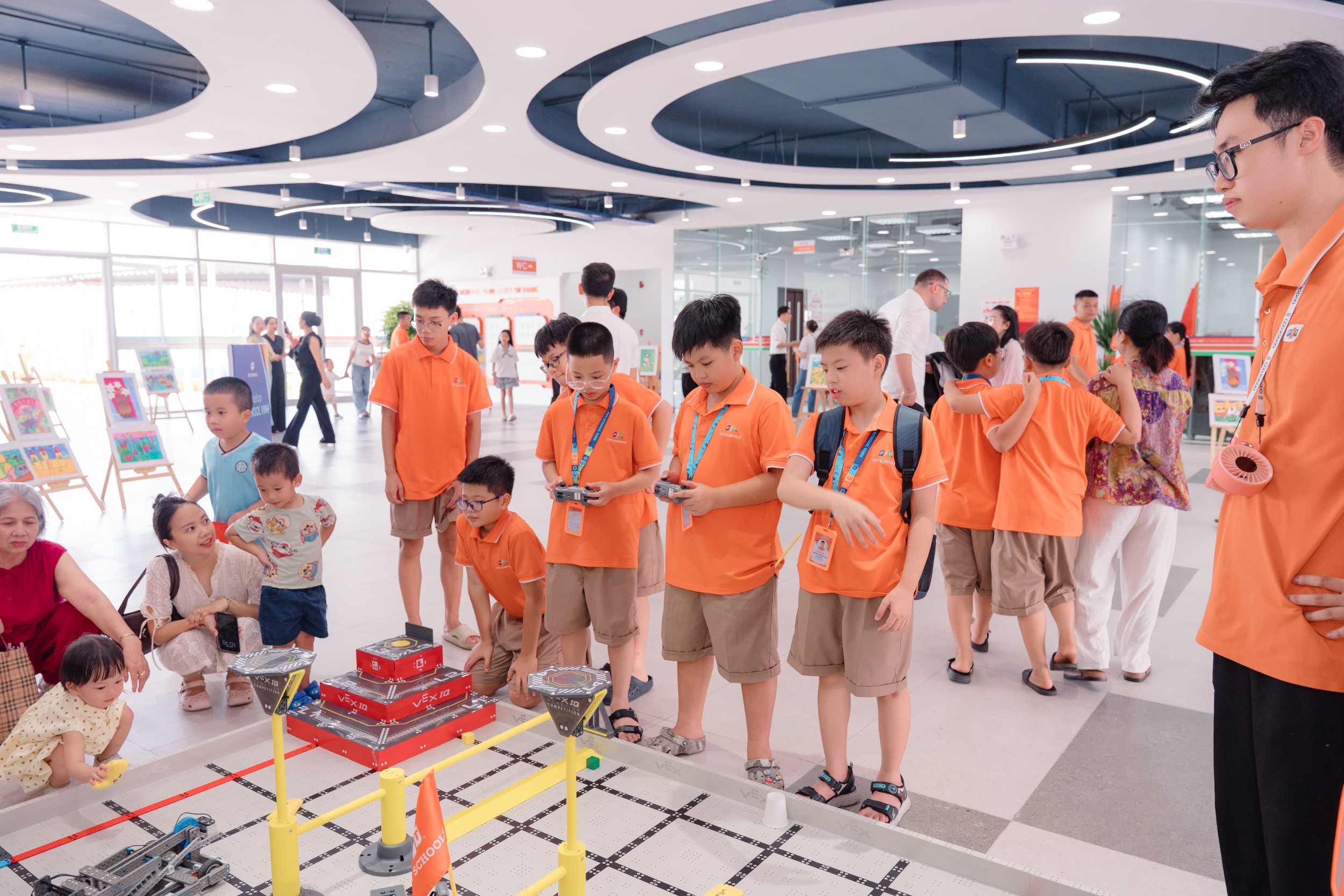 Học sinh trải nghiệm robotics ngay sau lễ khánh thành và Ngày hội tựu trường. Ảnh: Thanh Sơn.