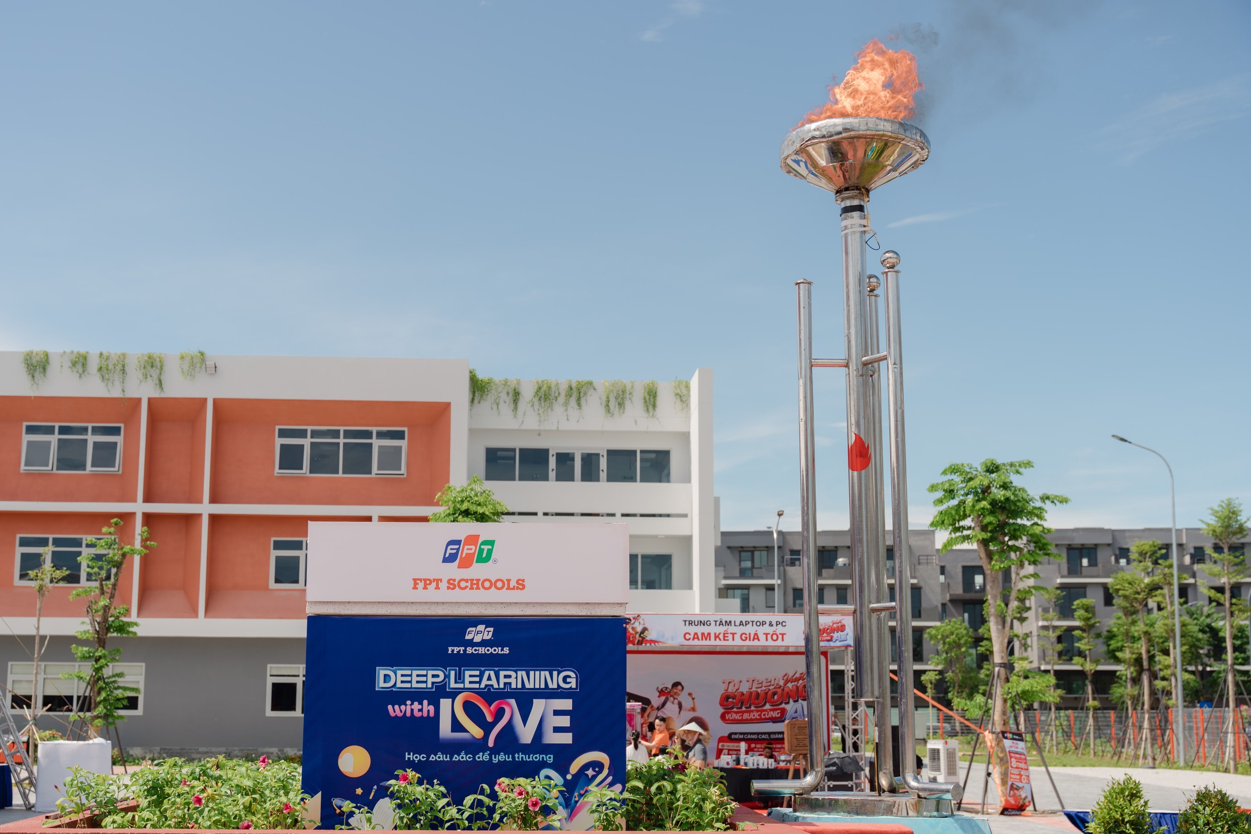 Nghi thức đốt đuốc chính thức đánh dấu việc hoạt động của trường Phổ thông liên cấp FPT Vinh tại khu đô thị Eco Central Park của nhà sáng lập Ecopark. Ảnh: Thanh Sơn.