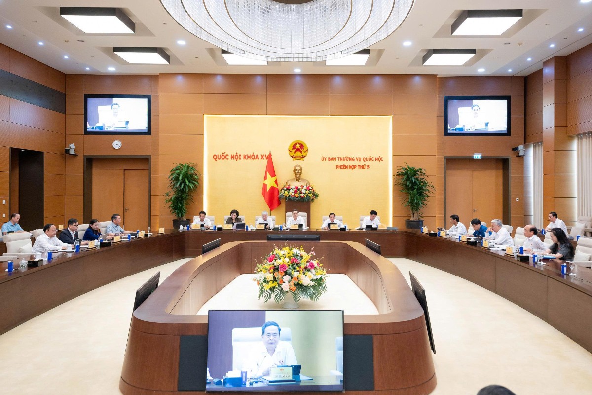 Ủy ban Thường vụ Quốc hội yêu cầu tổng rà soát pháp luật về tiền tệ, ngân hàng; đồng thời hoàn thiện thể chế về chứng khoán, thị trường vốn, giảm sự phụ thuộc quá lớn vào tín dụng ngân hàng (Ảnh: Quốc hội).