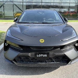 Xe điện Lotus Eletre do Geely sản xuất được giới thiệu tại Montreal, Canada, tháng 7/2026. Đây là một trong những mẫu xe điện Trung Quốc đầu tiên được đưa vào thị trường Canada theo thỏa thuận thương mại mới giữa hai nước. Ảnh: Reuters/Roger Lemoyne