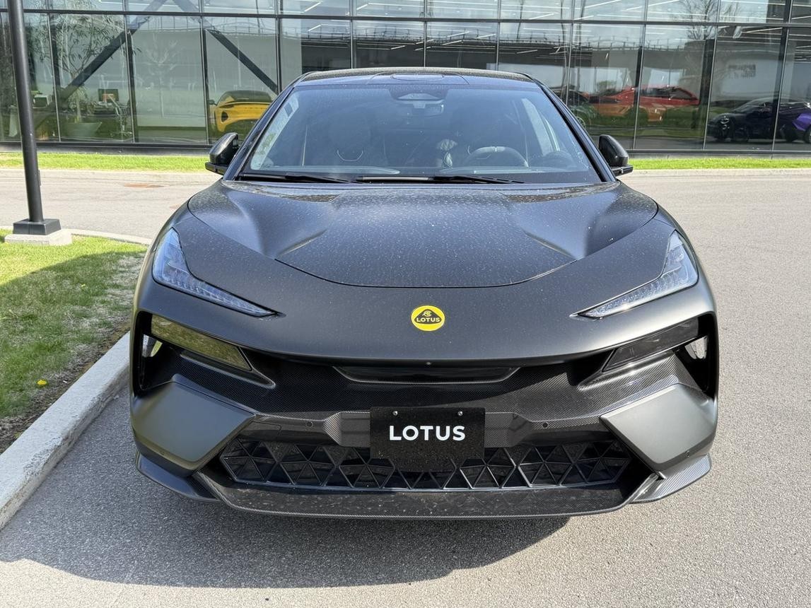 Xe điện Lotus Eletre do Geely sản xuất được giới thiệu tại Montreal, Canada, tháng 7/2026. Đây là một trong những mẫu xe điện Trung Quốc đầu tiên được đưa vào thị trường Canada theo thỏa thuận thương mại mới giữa hai nước. Ảnh: Reuters/Roger Lemoyne
