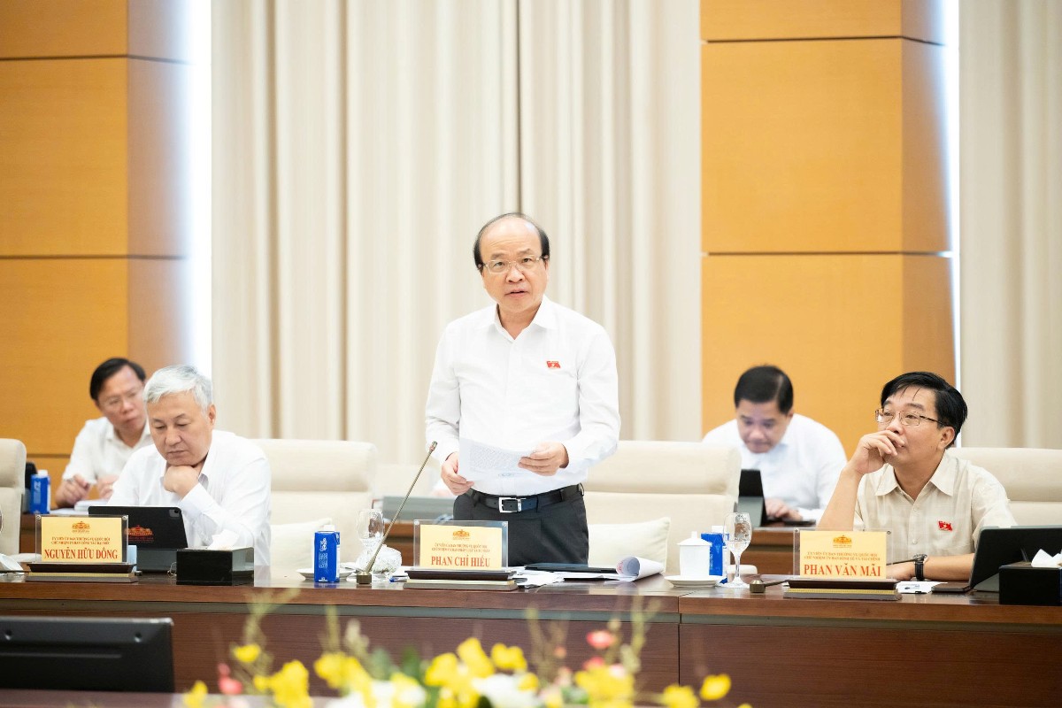 Chủ nhiệm Ủy ban Pháp luật và Tư pháp Phan Chí Hiếu trình bày Báo cáo Thẩm tra. Ảnh: Công thông tin điện tử Quốc hội