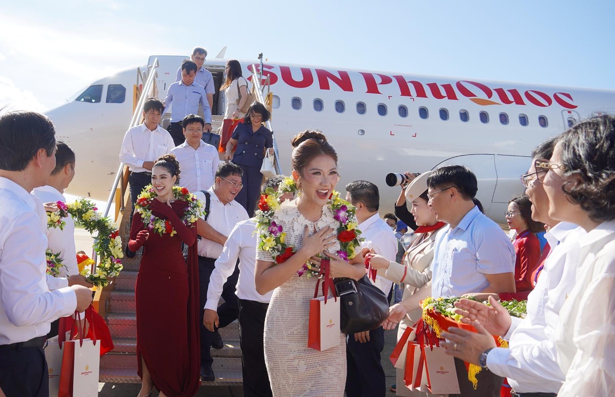 Lãnh đạo tỉnh Quảng Trị tặng hoa, chào đón du khách từ chặng bay Cam Ranh - Đồng Hới. Ảnh: Hồng