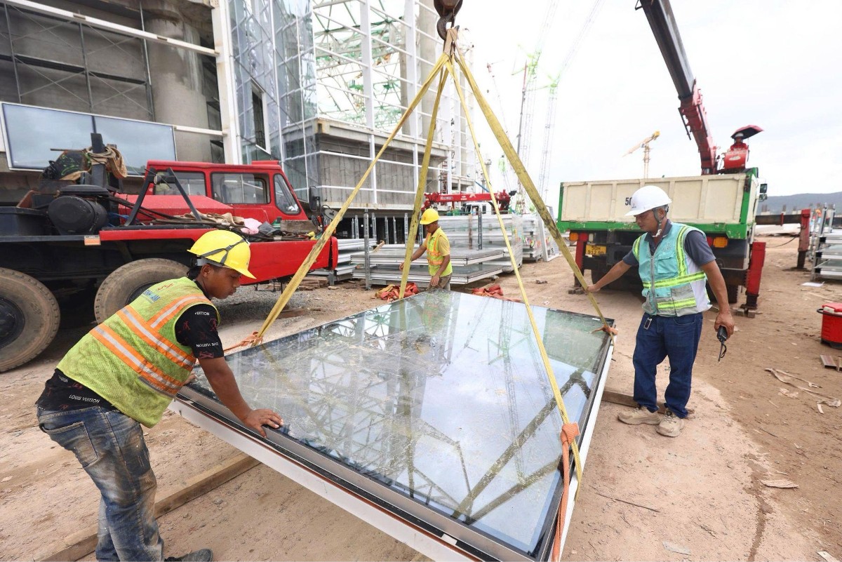 Những tấm kình hộp đặc biệt được thiết kế chịu tải trọng gió và môi trường biển. Ảnh: Huỳnh Dũng
