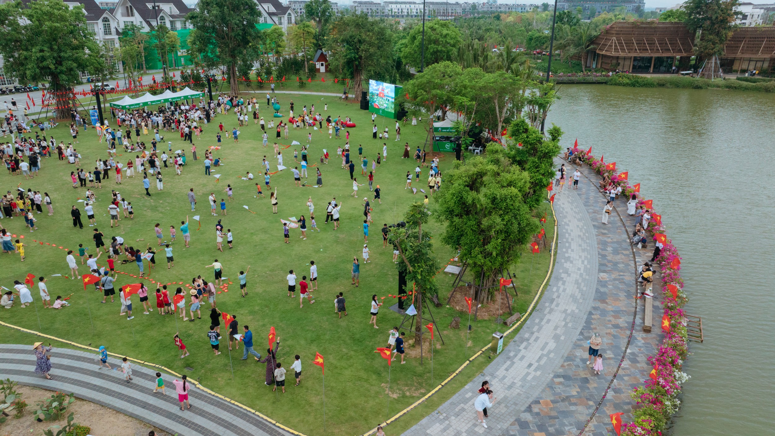 Công viên Hồ Thiên Nga rộng 10ha trở thành lựa chọn vui chơi, thư giãn của cư dân, du khách. Ảnh: Thanh Sơn.