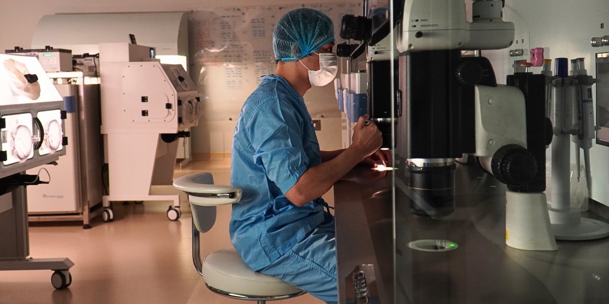Người mẹ 35 tuổi tìm lại hy vọng nhờ IVF kết hợp sàng lọc phôi và đón bé trai khỏe mạnh 3kg ngay lần chuyển phôi đầu tiên. Ảnh: IVF Tâm Anh