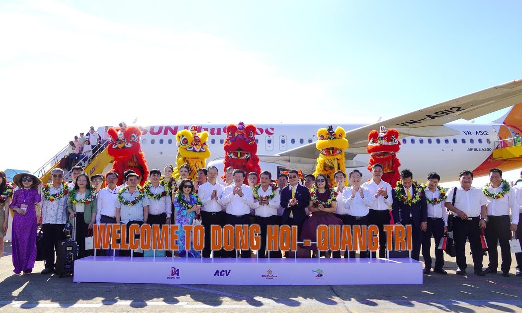 Khoảnh khắc chào đón chuyến bay đầu tiên Cam Ranh - Đồng Hới tại Cảng Hàng không Đồng Hới. Ảnh: Hồng Mến