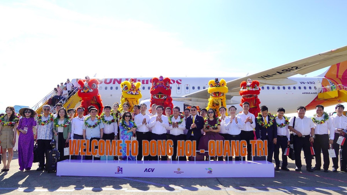 Khoảnh khắc chào đón chuyến bay đầu tiên Cam Ranh - Đồng Hới tại Cảng Hàng không Đồng Hới. Ảnh: Hồng Mến