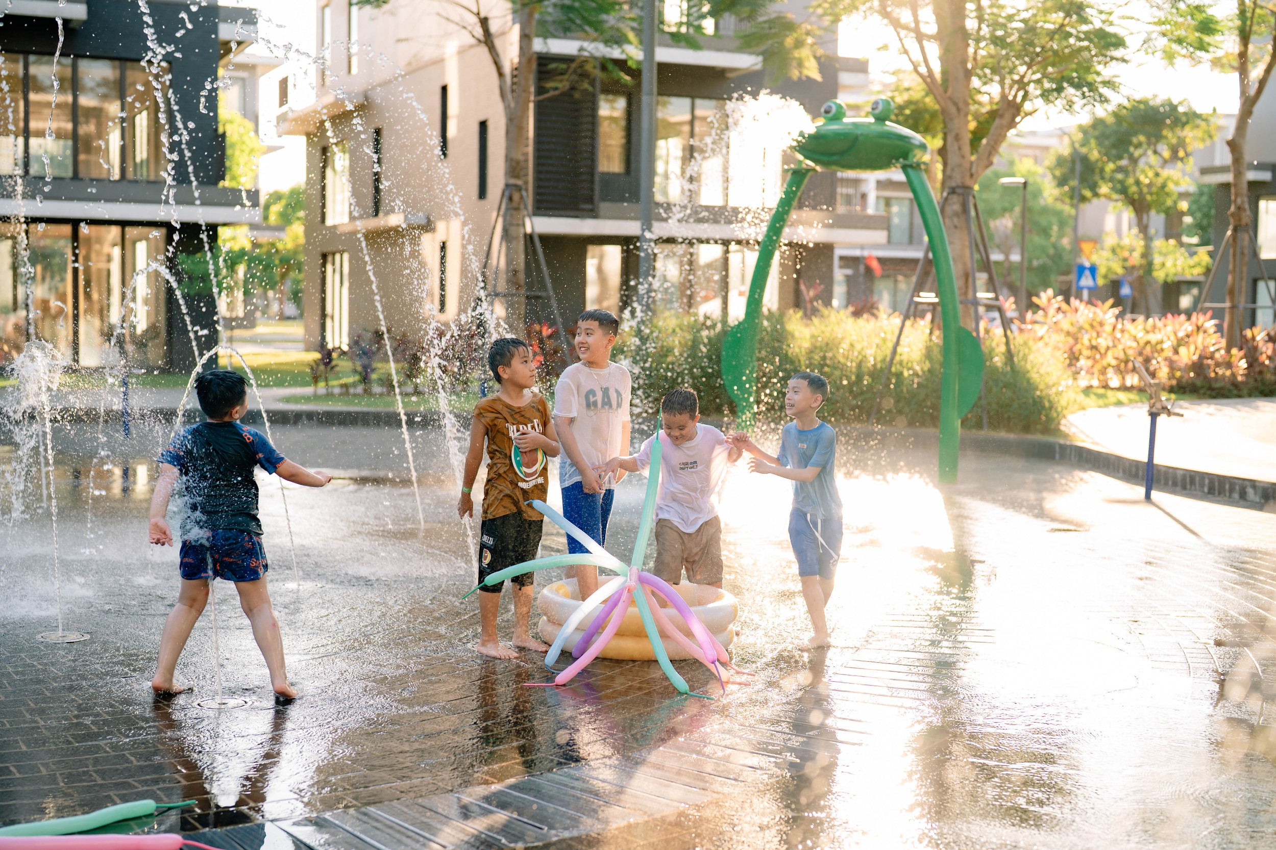 Những hoạt động yêu thích của trẻ em tại Eco Central Park. Ảnh: Thanh Sơn.