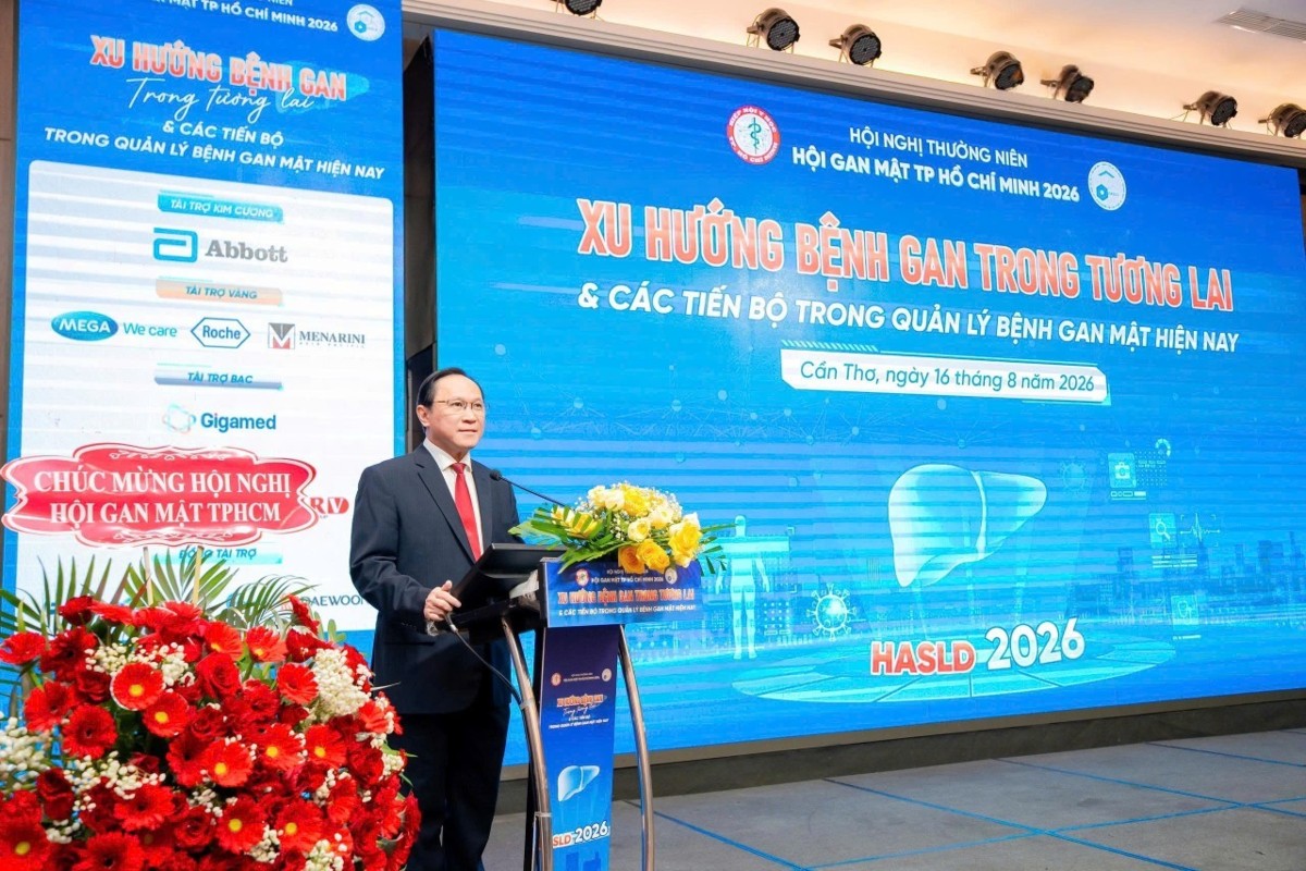 PGS.TS.BS Bùi Hữu Hoàng, Chủ tịch Hội Gan mật TP.HCM, phát biểu tại hội nghị. Ảnh: AloBacsi