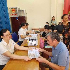 Người cao tuổi nhận chi trả chế độ liên quan đến bảo hiểm xã hội. Ảnh: Thu Hằng.