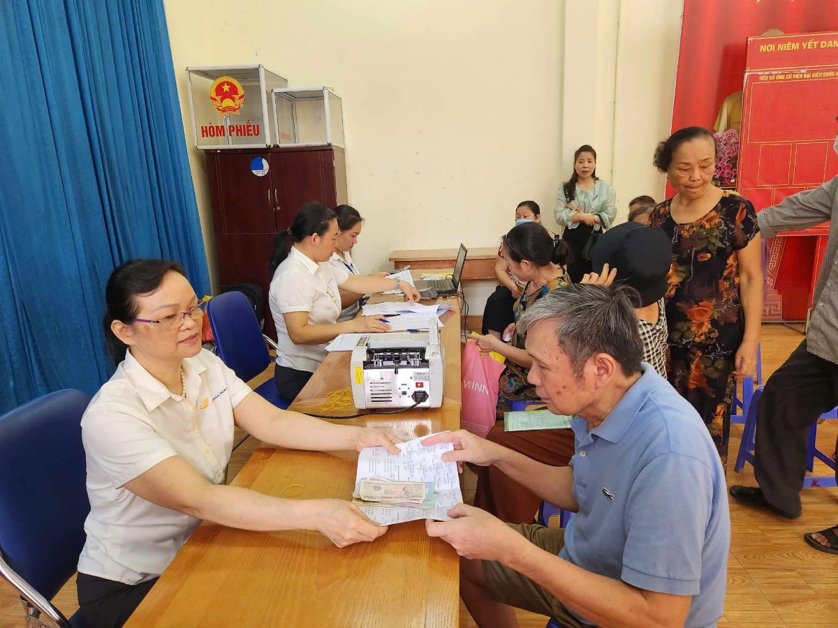 Người cao tuổi nhận chi trả chế độ liên quan đến bảo hiểm xã hội. Ảnh: Thu Hằng.