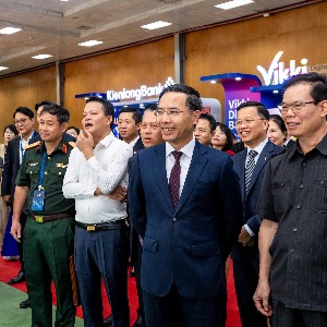 Thống đốc Ngân hàng Nhà nước Phạm Đức Ấn cùng các đại biểu tham quan, tìm hiểu các sản phẩm, giải pháp công nghệ tại gian hàng của các ngân hàng (Ảnh: Việt Tuấn)