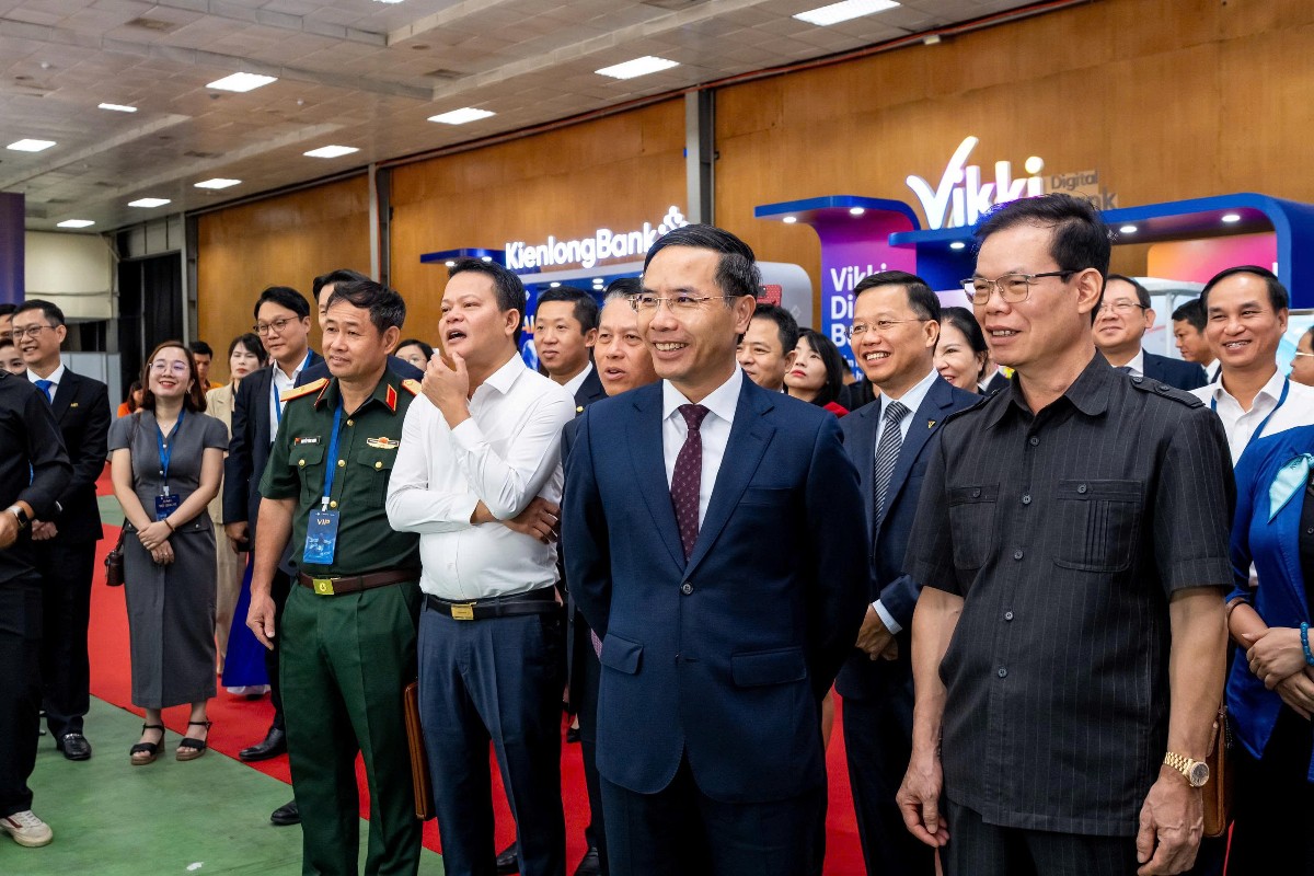 Thống đốc Ngân hàng Nhà nước Phạm Đức Ấn cùng các đại biểu tham quan, tìm hiểu các sản phẩm, giải pháp công nghệ tại gian hàng của các ngân hàng (Ảnh: Việt Tuấn)